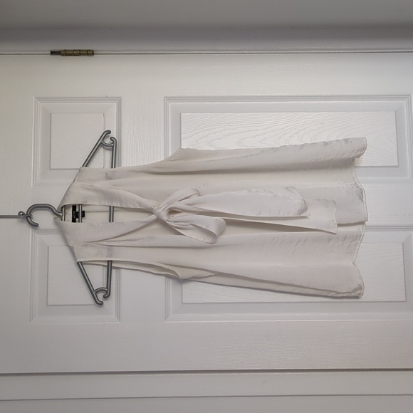 Timeless and elegant sleeveless cream blouse. - Picture 4 of 4